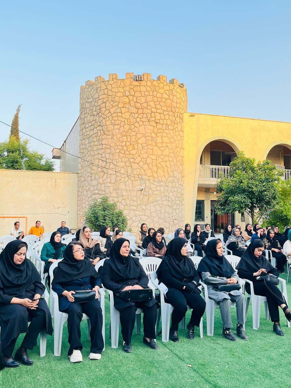 مدرسه دوزبانه و بدون کیف علم و زندگی