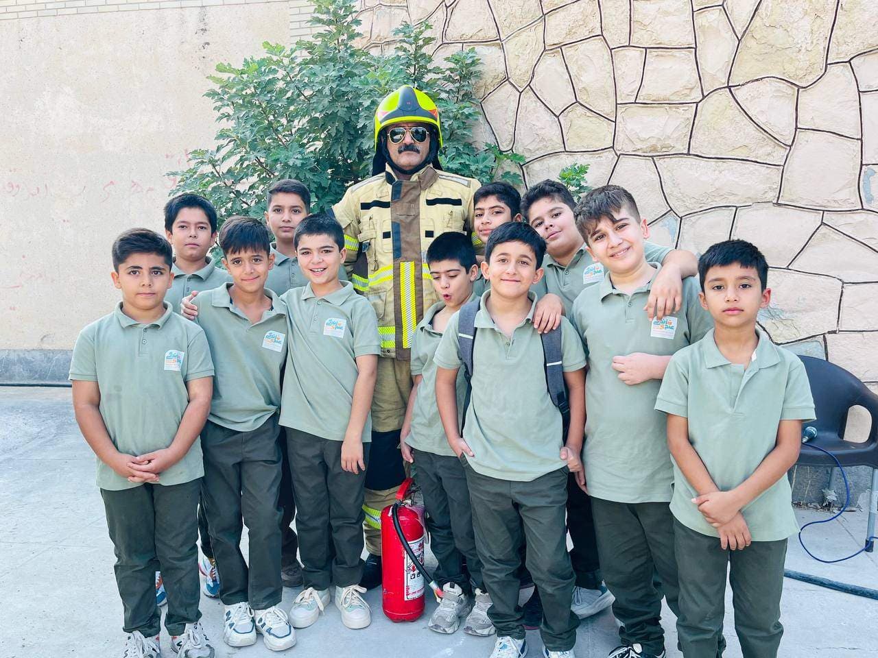 مدرسه دوزبانه و بدون کیف علم و زندگی